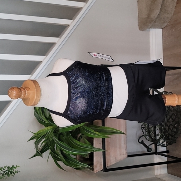 Shimmy Shimmy Inc Crop Top & Short Set - Picture 1 of 7